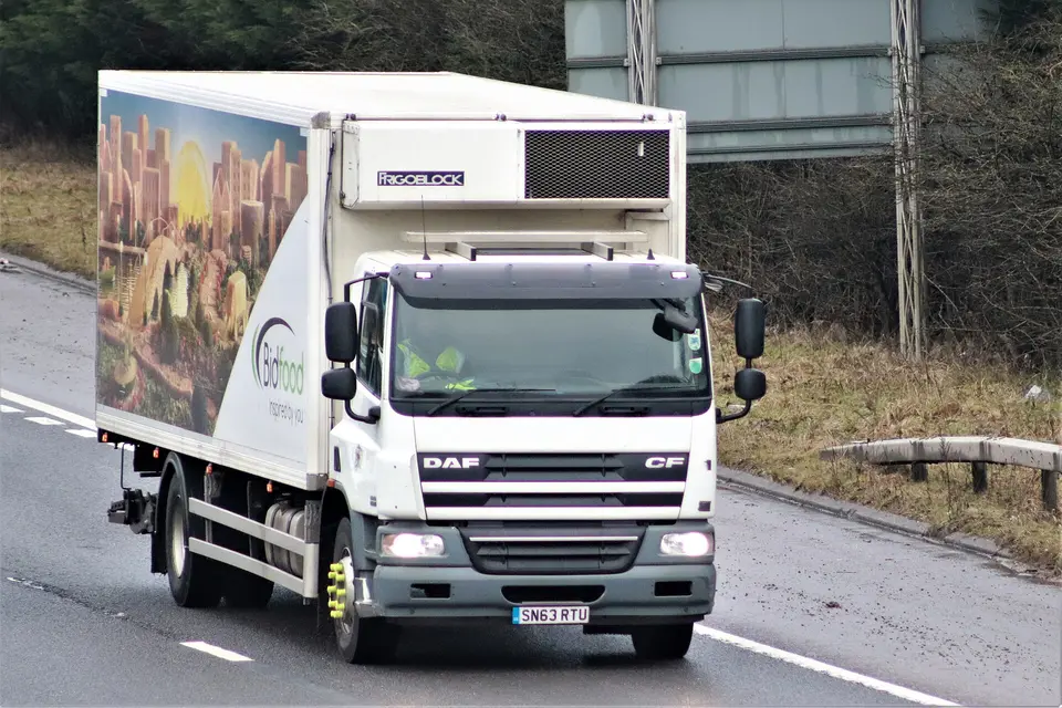 Vrachtwagen van een groothandel onderweg