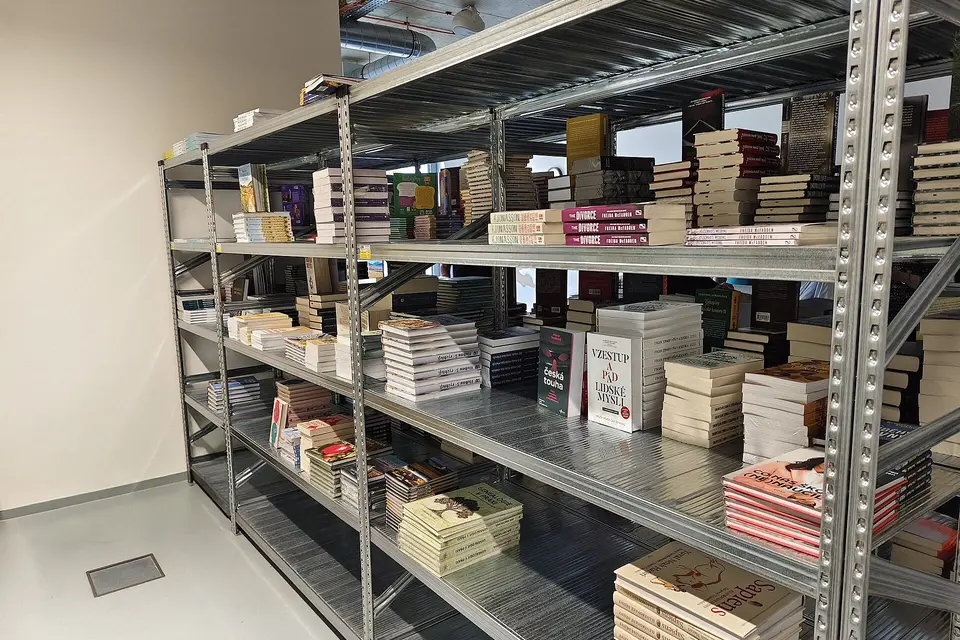 Stellingen met dozen in een magazijn